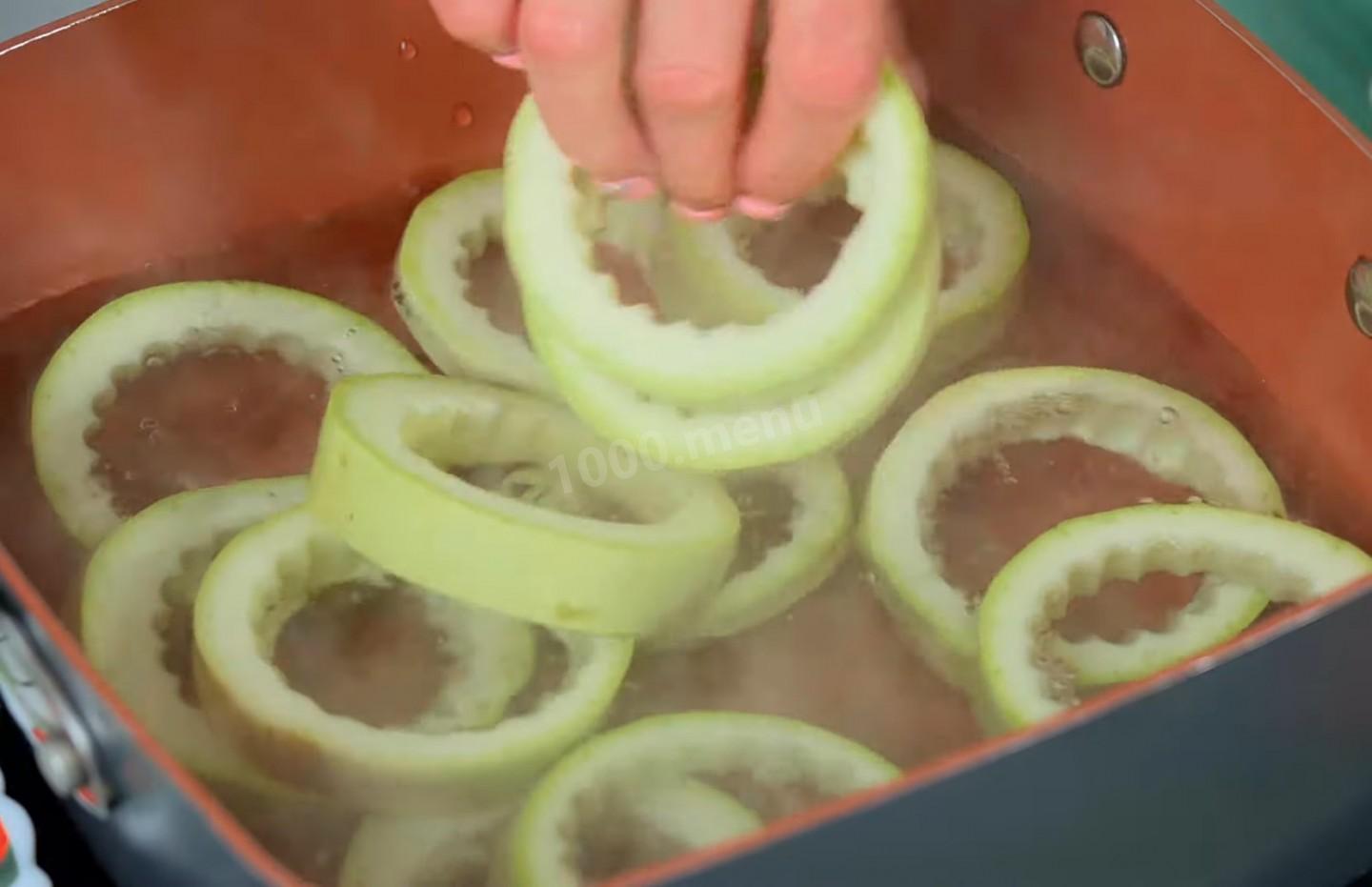 Шаг 5 приготовления Фаршированные кабачки в духовке кольцами с сыром и курицей