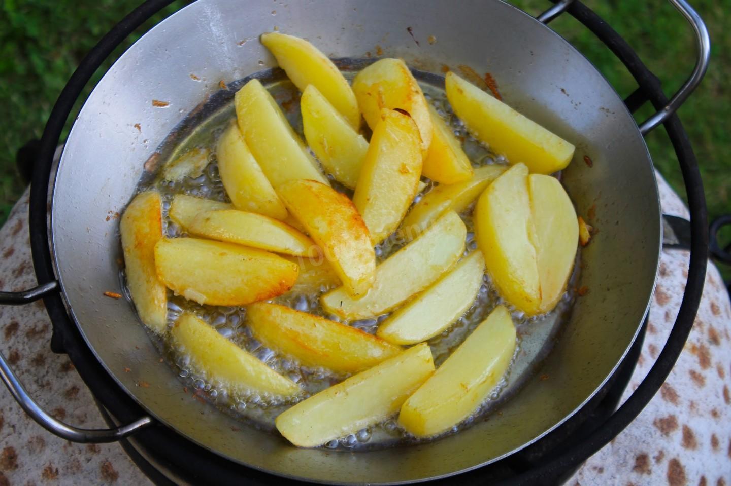 Шаг 9 приготовления Курица с овощами в сковороде на костре