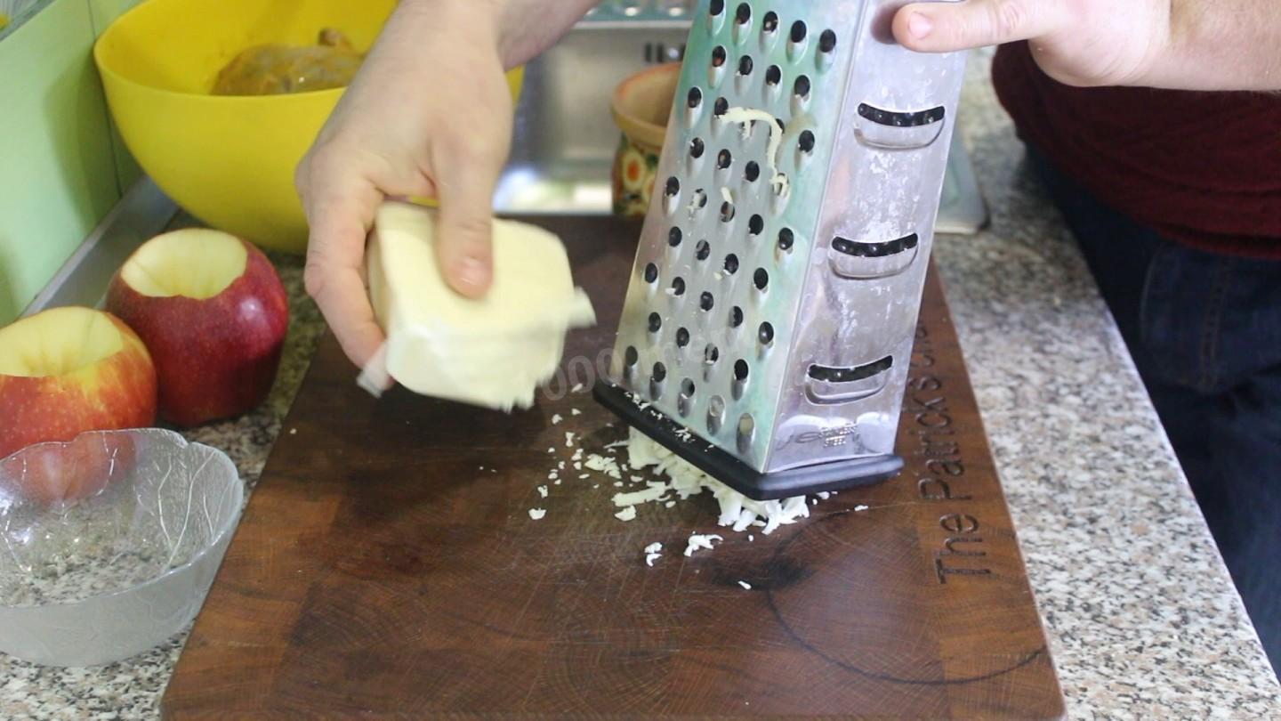 Шаг 5 приготовления Цыплята корнишоны запеченные с яблоками