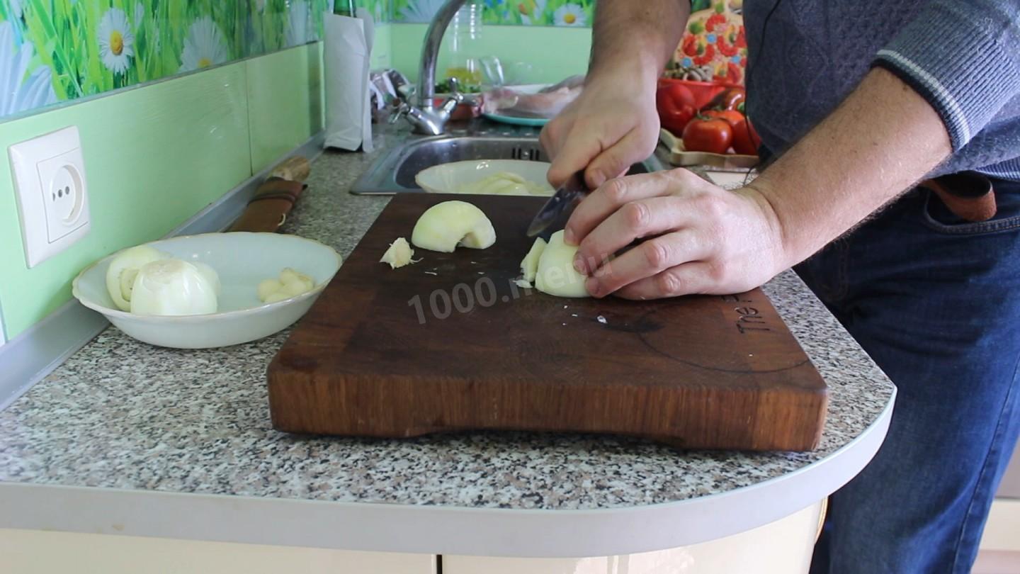 Шаг 1 приготовления Кролик тушеный с овощами и грибами в пиве