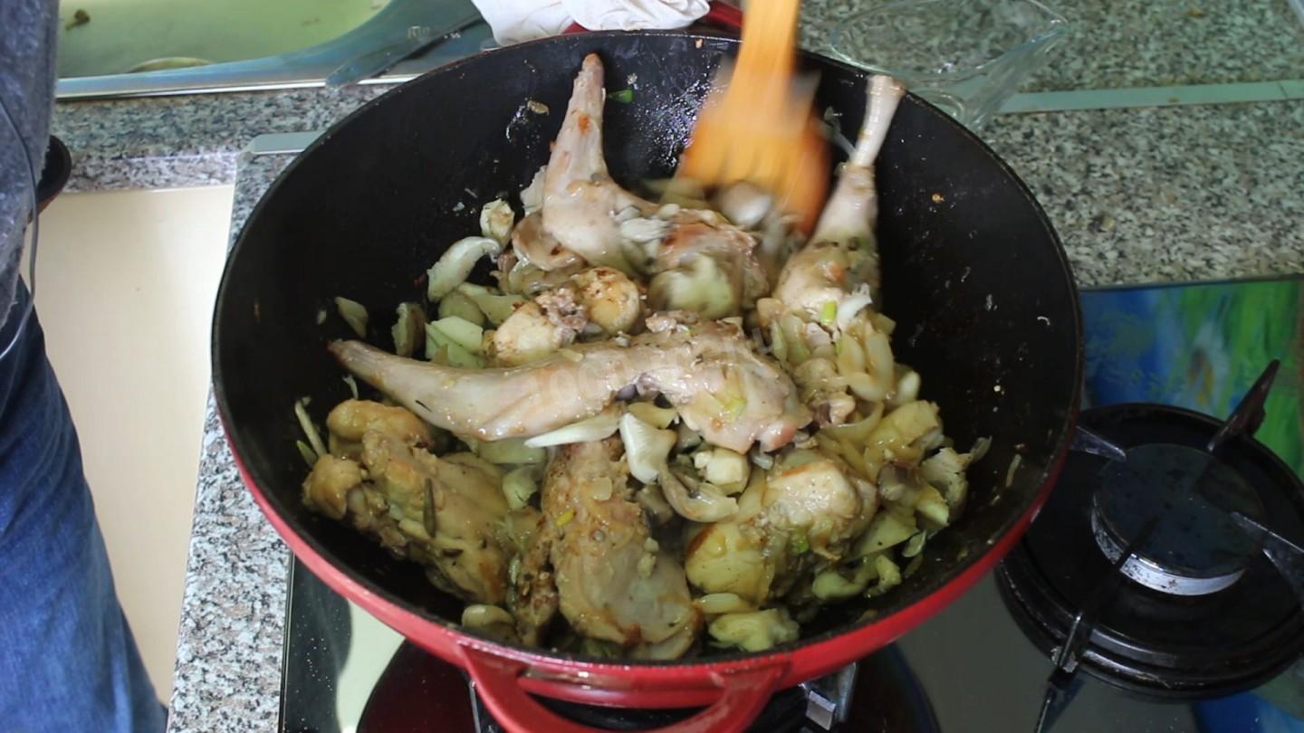 Шаг 10 приготовления Кролик тушеный с овощами и грибами в пиве