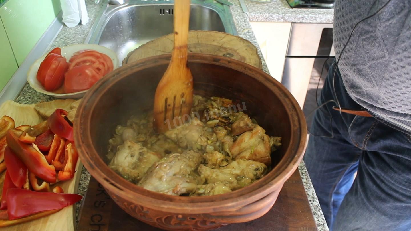 Шаг 11 приготовления Кролик тушеный с овощами и грибами в пиве