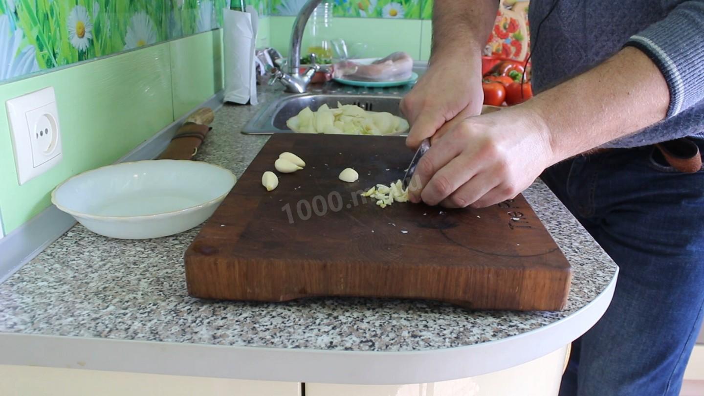 Шаг 2 приготовления Кролик тушеный с овощами и грибами в пиве