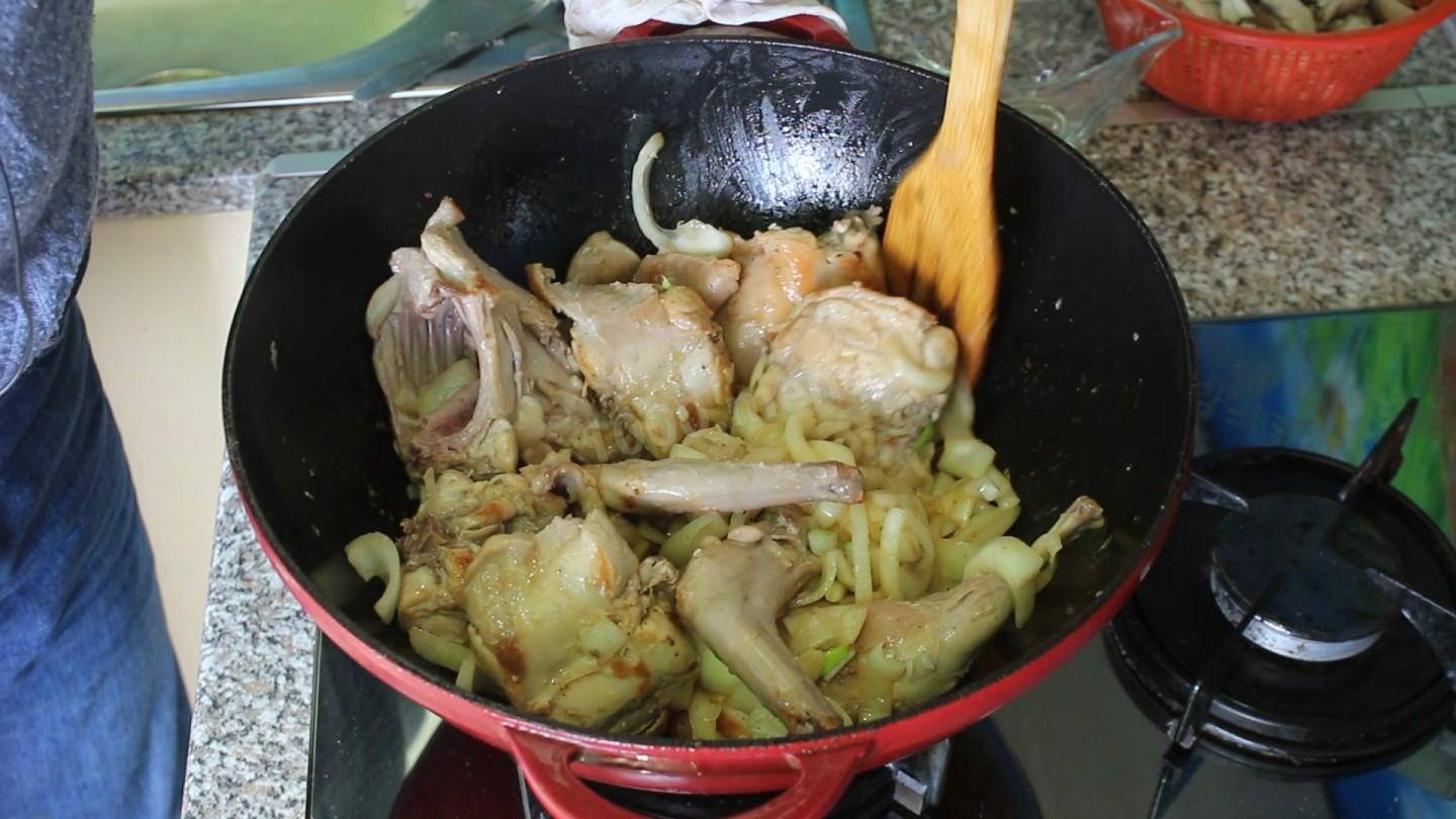 Шаг 9 приготовления Кролик тушеный с овощами и грибами в пиве