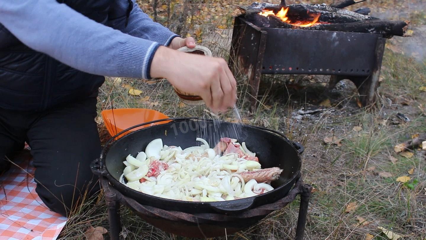 Шаг 10 приготовления Гусь тушеный в овощах и фруктах в казане