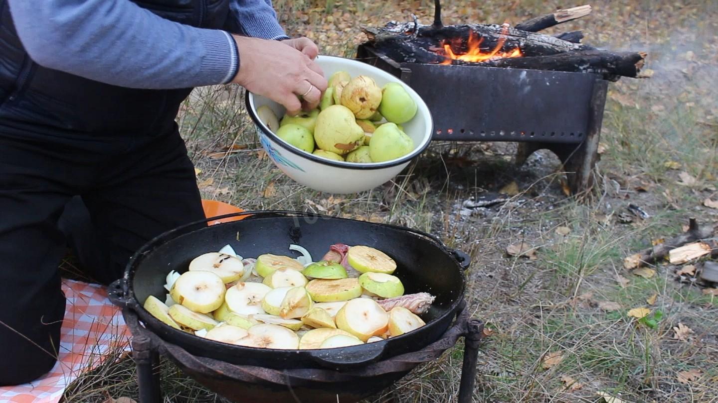 Шаг 11 приготовления Гусь тушеный в овощах и фруктах в казане