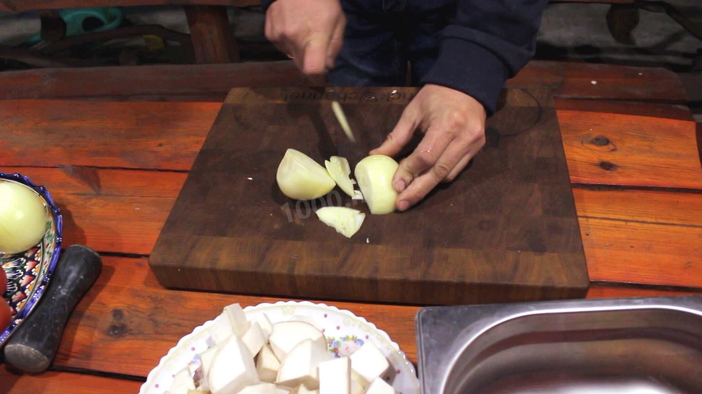 Шаг 2 приготовления Говядина томленая с овощами в чугунке. Тушеное мясо.