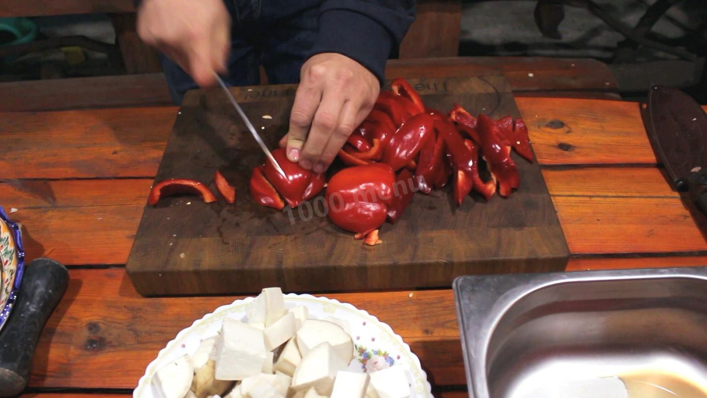 Шаг 3 приготовления Говядина томленая с овощами в чугунке. Тушеное мясо.