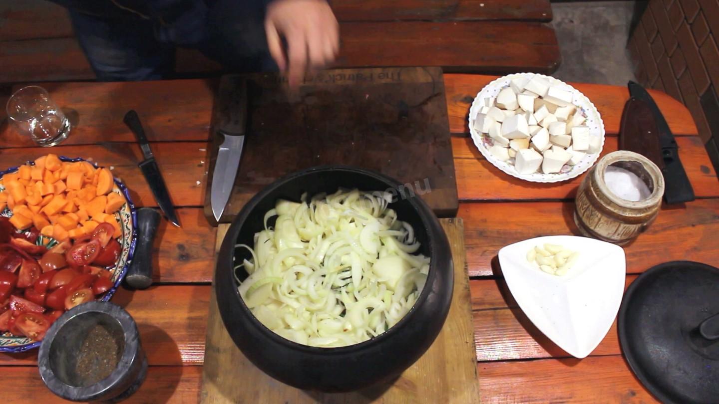 Шаг 8 приготовления Говядина томленая с овощами в чугунке. Тушеное мясо.