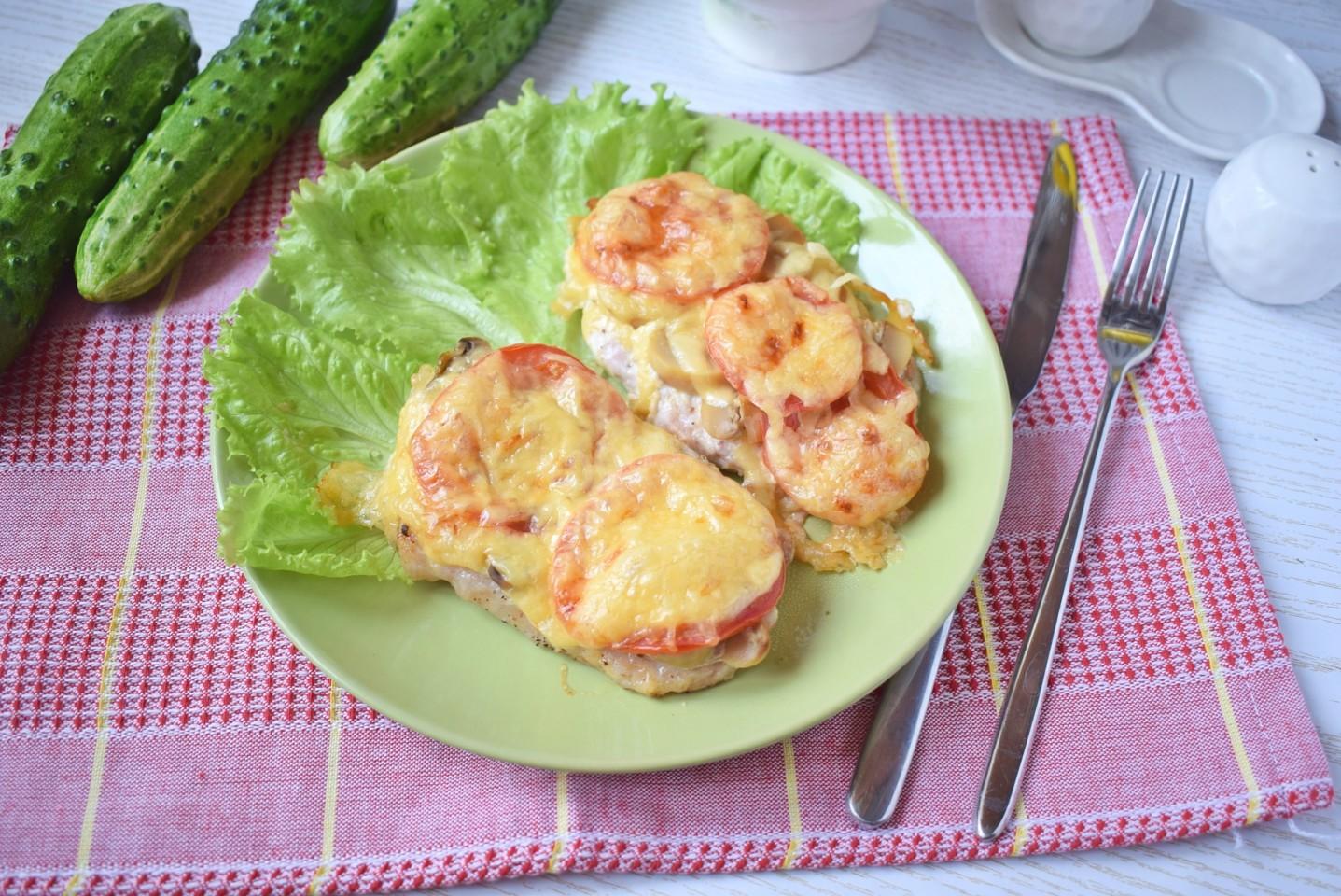 Фото рецепта Свинина с майонезом помидорами шампиньонами сыром