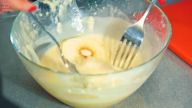 Шаг 10 приготовления Десертные оладьи с яблоками в кляре