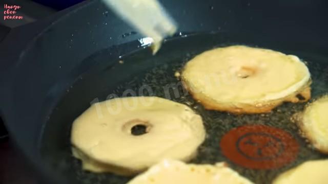 Шаг 11 приготовления Десертные оладьи с яблоками в кляре