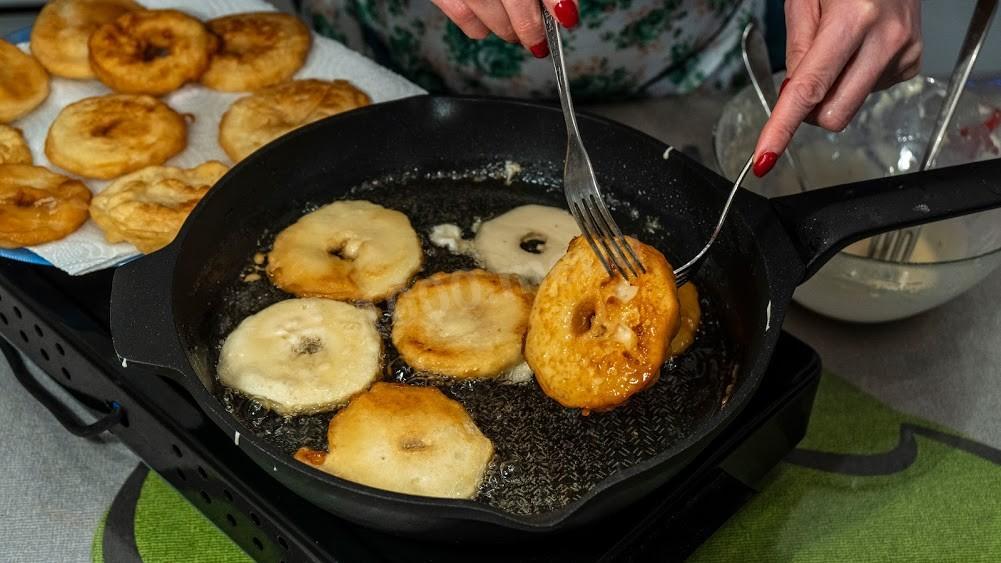 Шаг 12 приготовления Десертные оладьи с яблоками в кляре