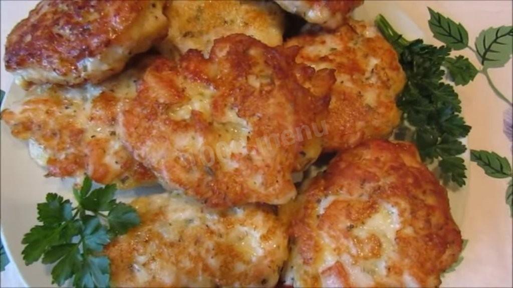 Шаг 5 приготовления Куриные котлеты с твердым  сыром и чесноком