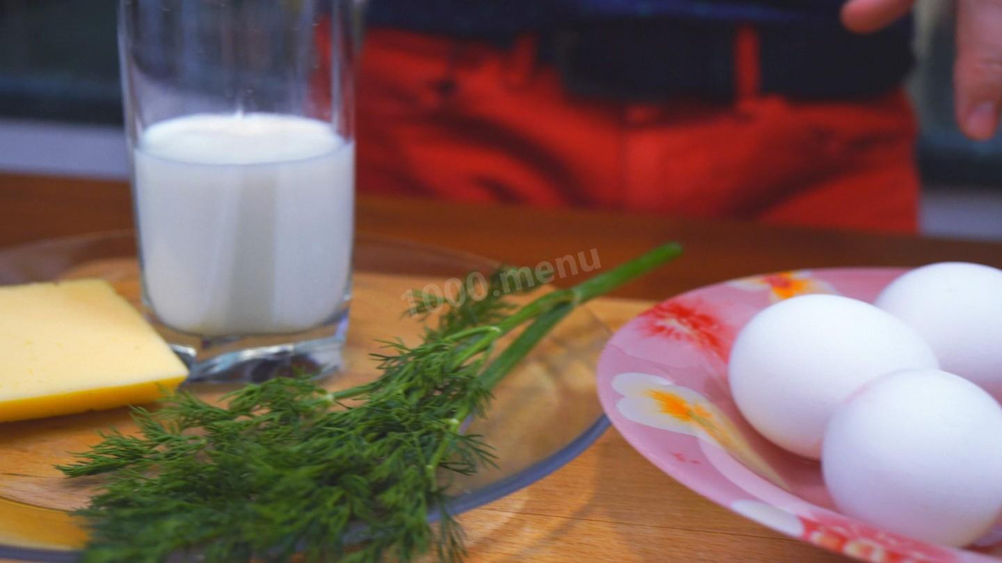 Шаг 1 приготовления Омлет с сыром и зеленью на молоке