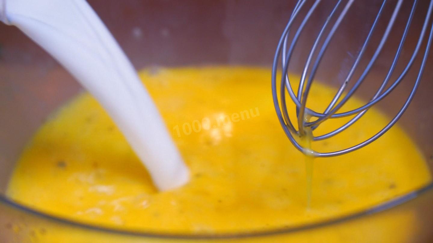 Шаг 3 приготовления Омлет с сыром и зеленью на молоке