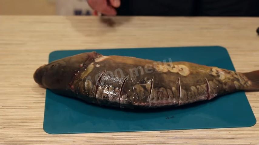 Шаг 1 приготовления Запеченный карп с овощами и грибами в духовке