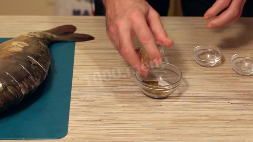 Шаг 2 приготовления Запеченный карп с овощами и грибами в духовке