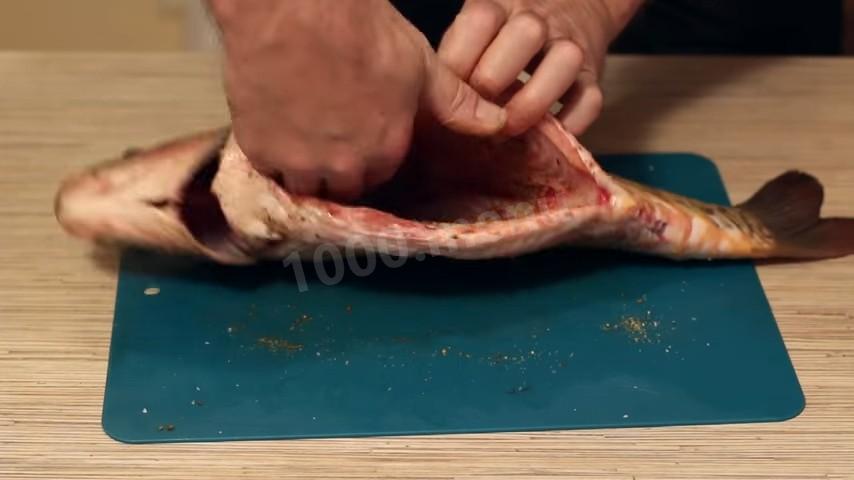 Шаг 3 приготовления Запеченный карп с овощами и грибами в духовке
