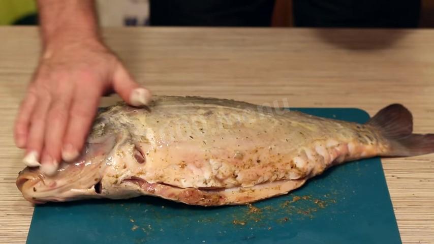Шаг 5 приготовления Запеченный карп с овощами и грибами в духовке
