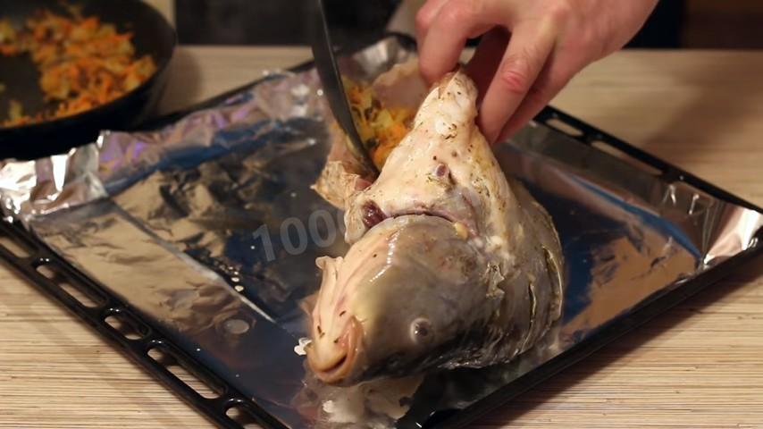 Шаг 6 приготовления Запеченный карп с овощами и грибами в духовке