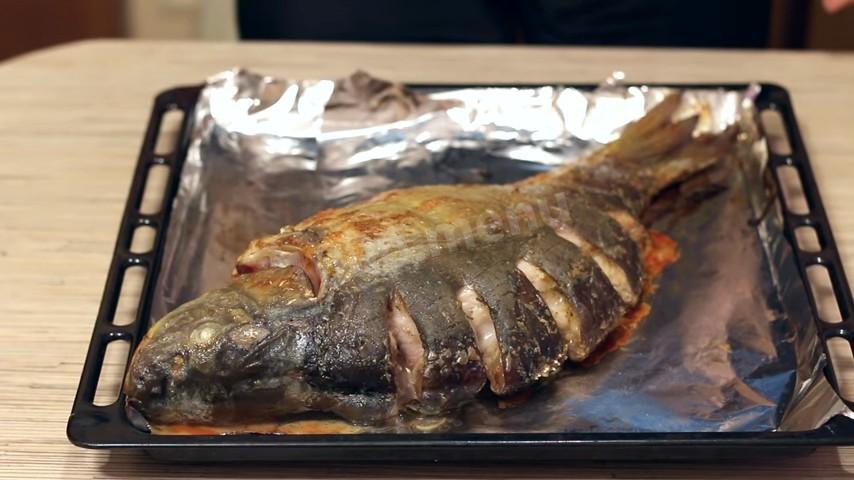 Шаг 7 приготовления Запеченный карп с овощами и грибами в духовке