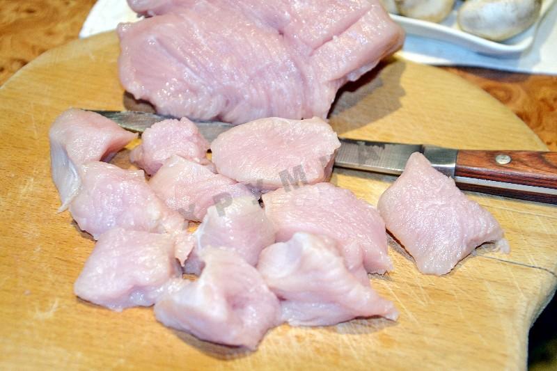 Шаг 2 приготовления Тушеная с шампиньонами индейка в соусе на сливках