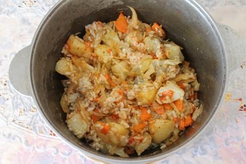 Шаг 7 приготовления Капустняк тушеный с рисом и картошкой