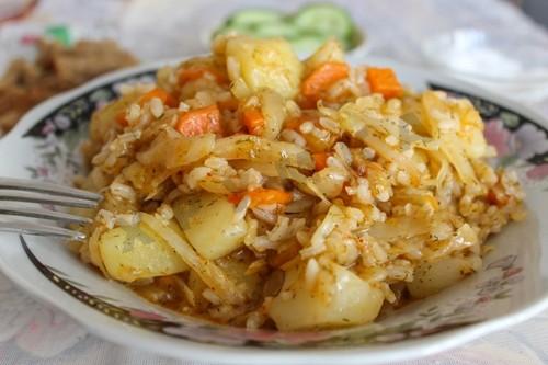 Шаг 8 приготовления Капустняк тушеный с рисом и картошкой