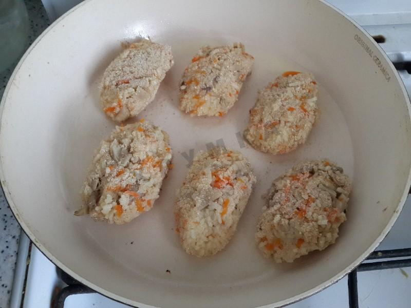 Шаг 4 приготовления Постные котлеты из риса с грибами
