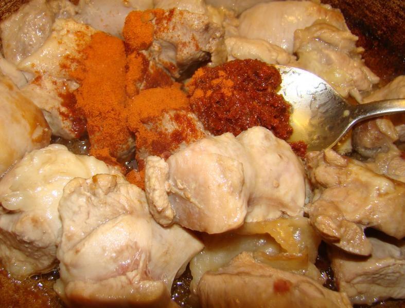 Шаг 6 приготовления Гуляш из индейки с аджикой