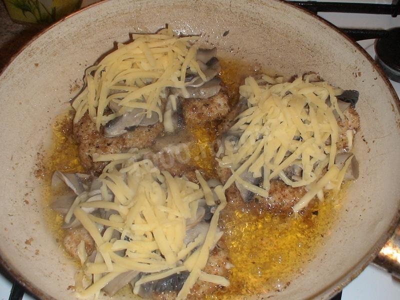 Шаг 8 приготовления Куриные отбивные с шампиньонами и сыром в панировке