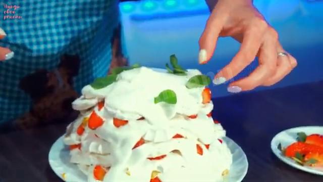 Шаг 14 приготовления Торт из зефира с клубникой без выпечки