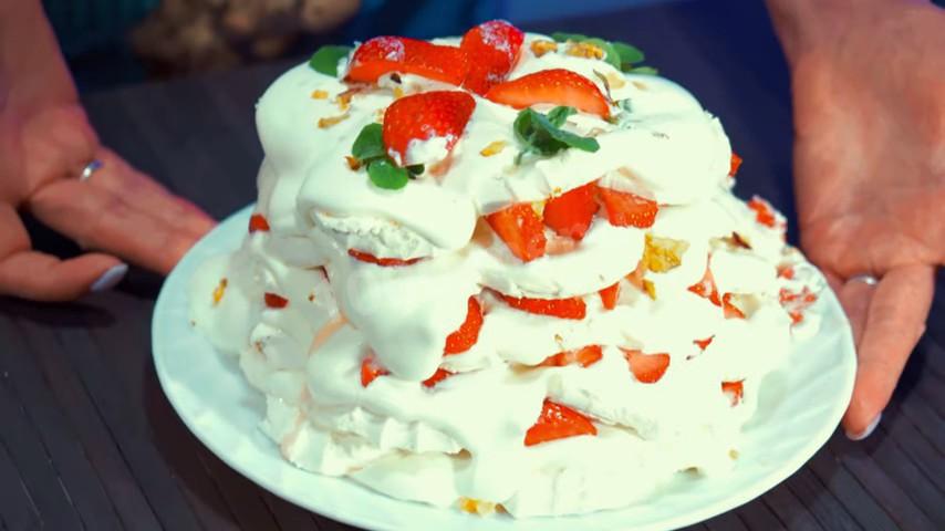 Шаг 17 приготовления Торт из зефира с клубникой без выпечки
