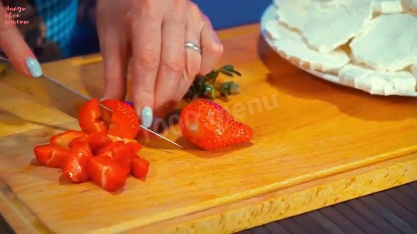 Шаг 5 приготовления Торт из зефира с клубникой без выпечки