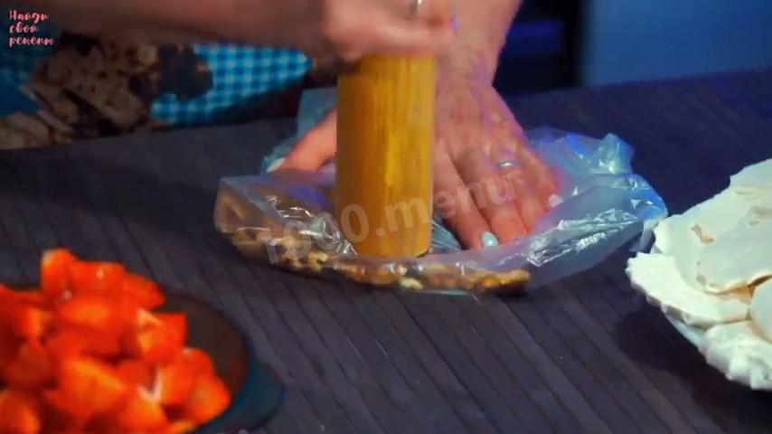 Шаг 7 приготовления Торт из зефира с клубникой без выпечки