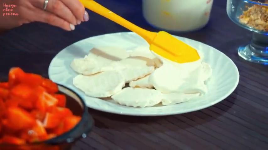 Шаг 9 приготовления Торт из зефира с клубникой без выпечки