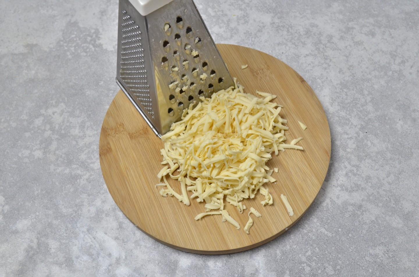 Шаг 4 приготовления Куриные маффины с сыром