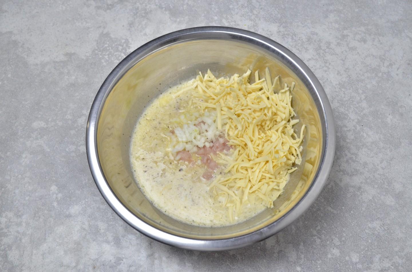 Шаг 6 приготовления Куриные маффины с сыром