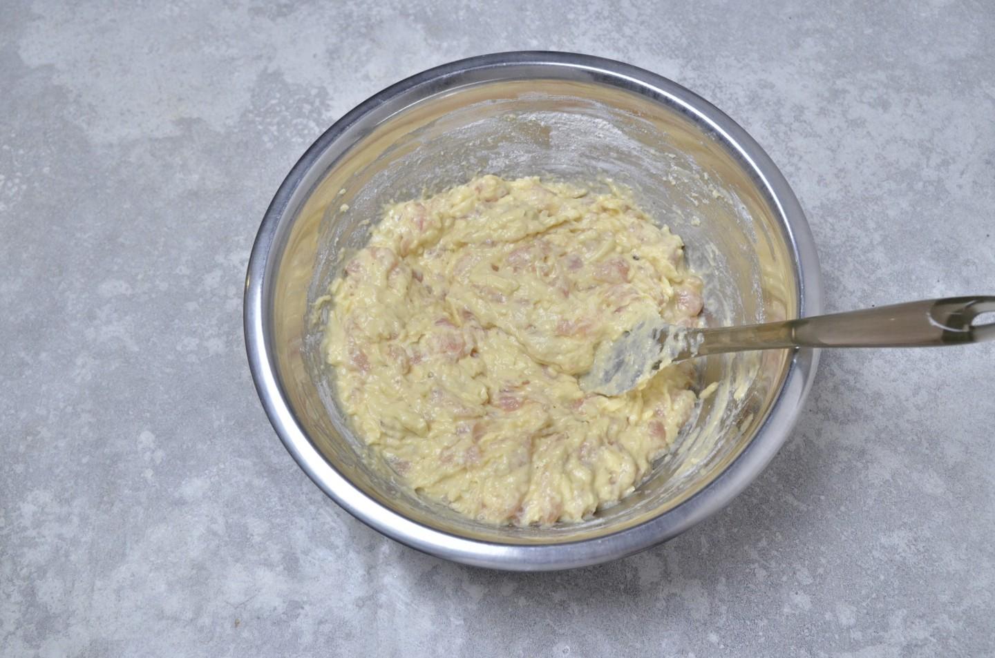 Шаг 7 приготовления Куриные маффины с сыром