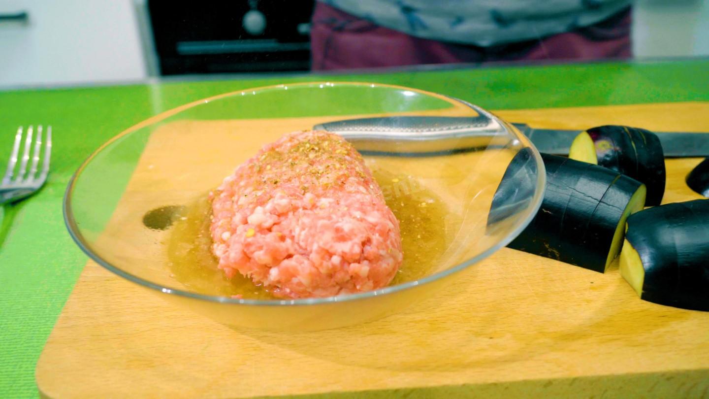 Шаг 4 приготовления Баклажаны с мясным фаршем и соусом из аджики