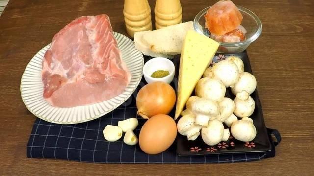 Шаг 1 приготовления Мясные рулеты с сырно-грибной начинкой