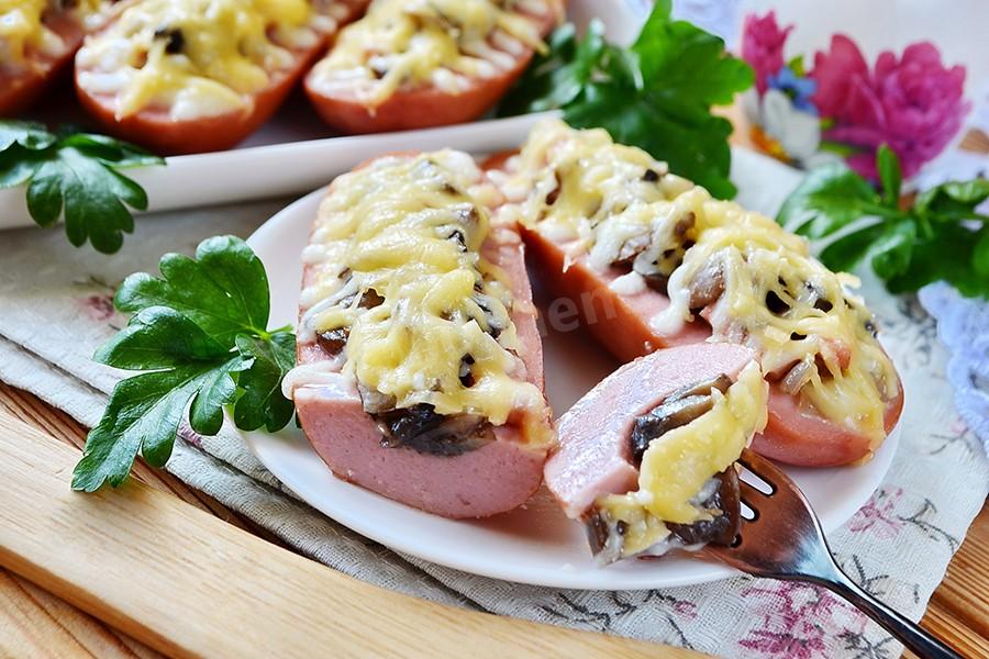 Фото рецепта Сардельки в духовке с сыром и грибами