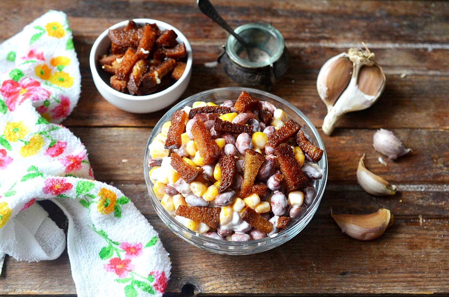 Фото рецепта Салат с кириешками кукурузой и фасолью