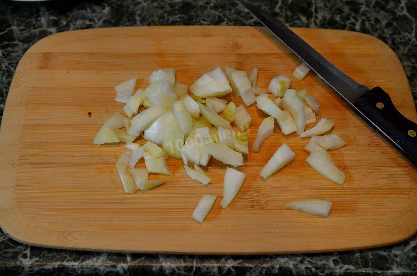 Шаг 2 приготовления Салат курица с грибами и грецкими орехами