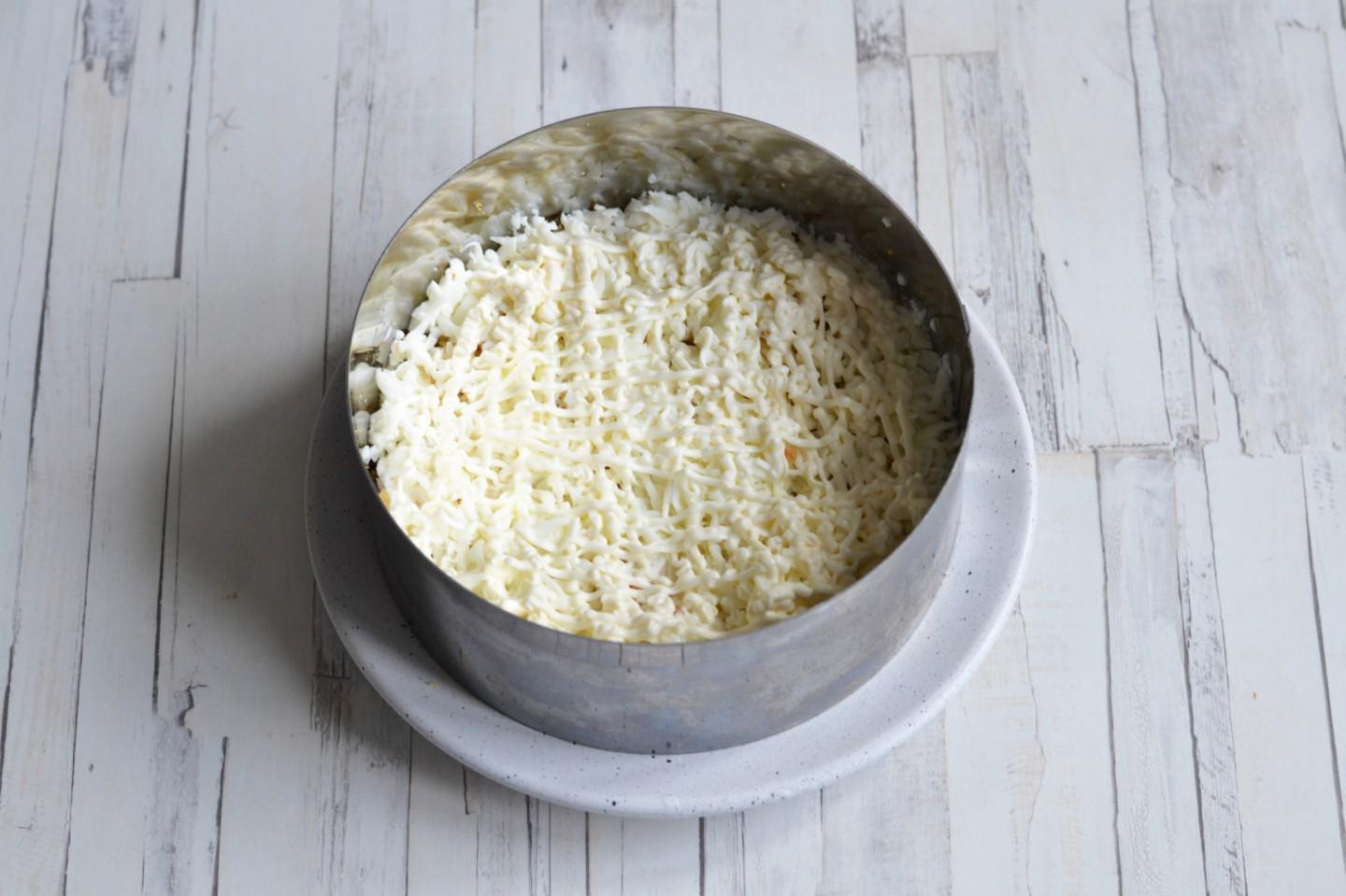 Шаг 10 приготовления Салат с грецкими орехами и курицей слоями
