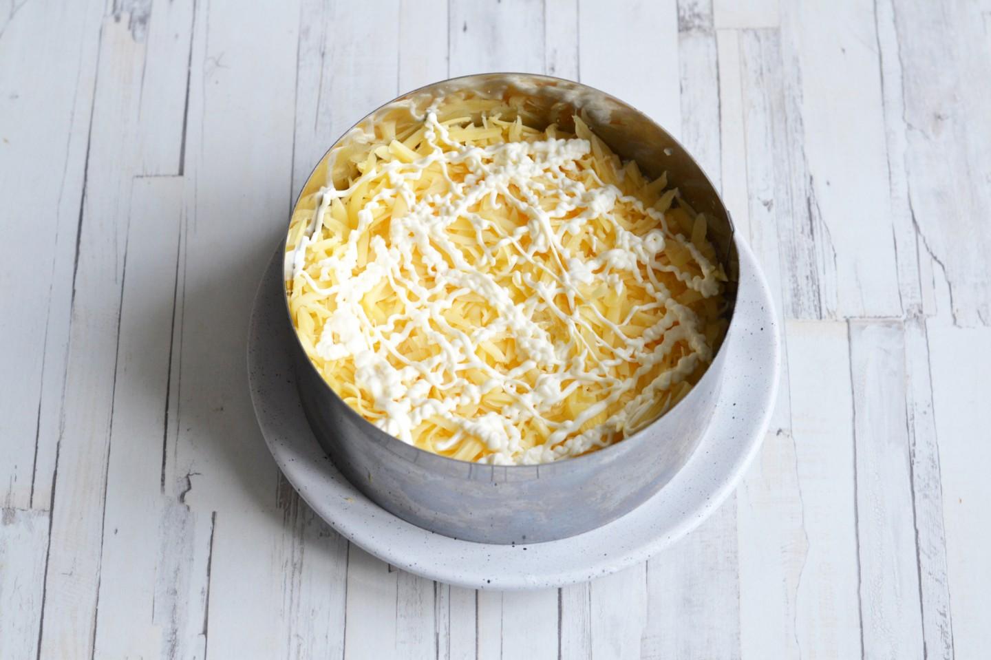 Шаг 11 приготовления Салат с грецкими орехами и курицей слоями