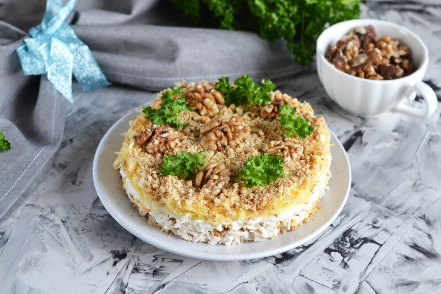 Шаг 13 приготовления Салат с грецкими орехами и курицей слоями