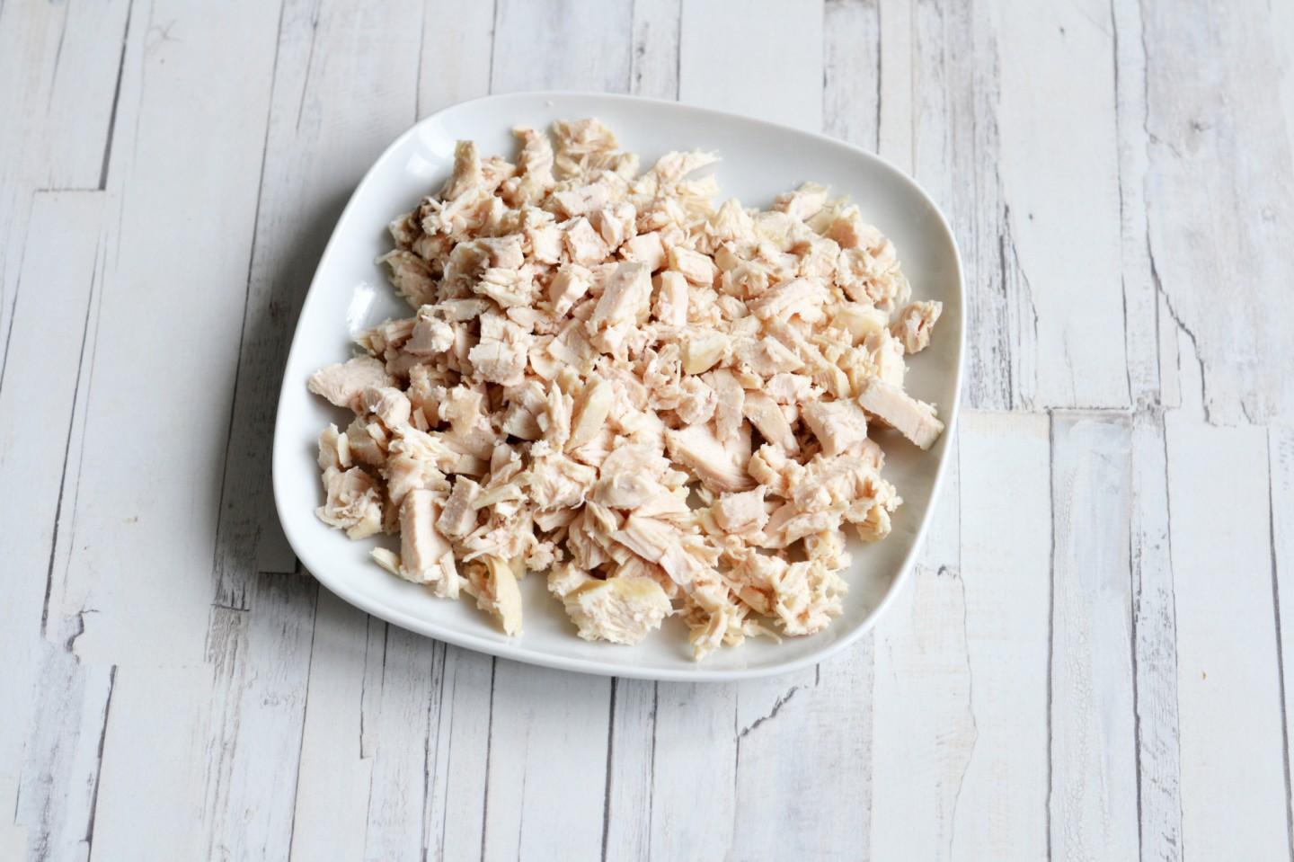 Шаг 4 приготовления Салат с грецкими орехами и курицей слоями
