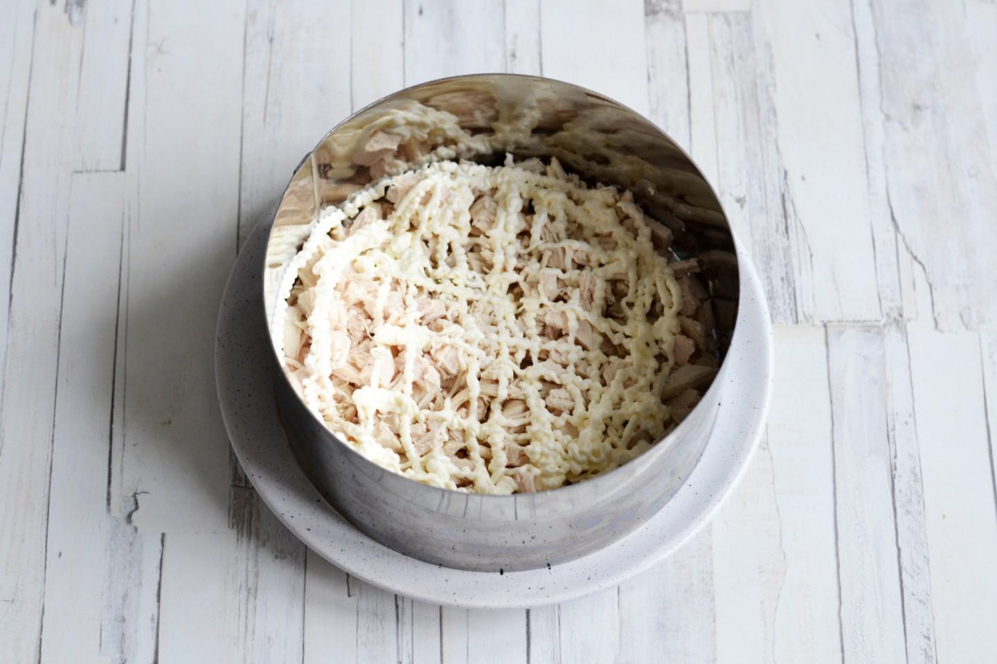 Шаг 6 приготовления Салат с грецкими орехами и курицей слоями